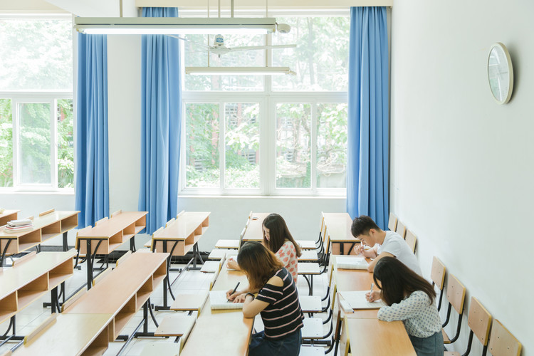 成都航空职业学院空乘专业学费_成都航空职业学院空乘专业就业率高不