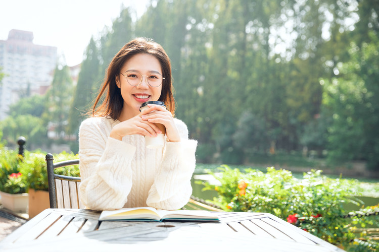 成都服装设计学校有那些_成都服装设计师学校有哪些