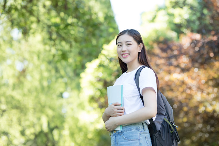 成都高铁学校是公立还是私立_成都高铁学校学费是多少